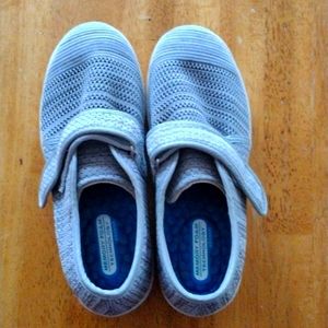 Size 7 YouYun Velcro Shoes